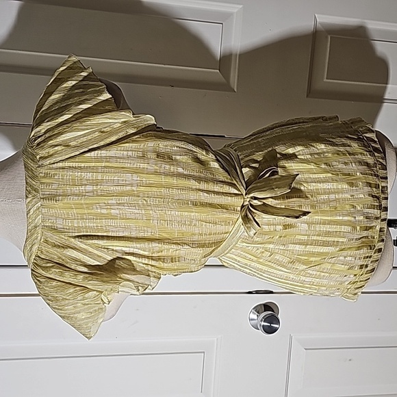 BCBG MAXAZRIA Women's wrap blouse with ruffle sleeves tie in back. Size XS. - Picture 7 of 8